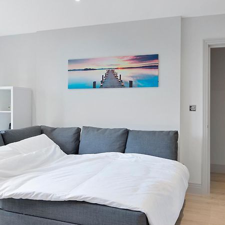 Spacious, 3 Bedroom, 2 Bathroom, Surbiton エクステリア 写真