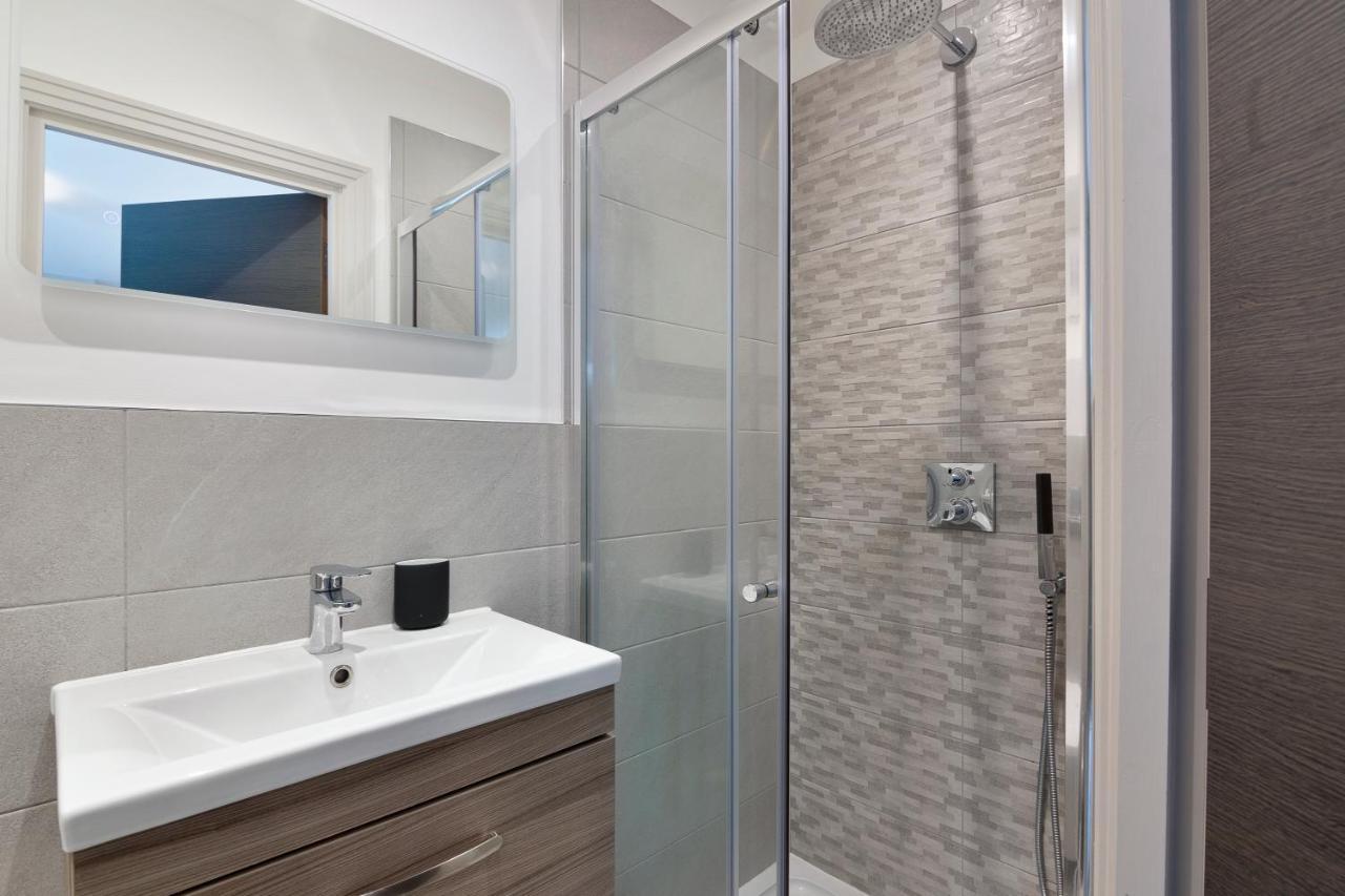 Spacious, 3 Bedroom, 2 Bathroom, Surbiton エクステリア 写真
