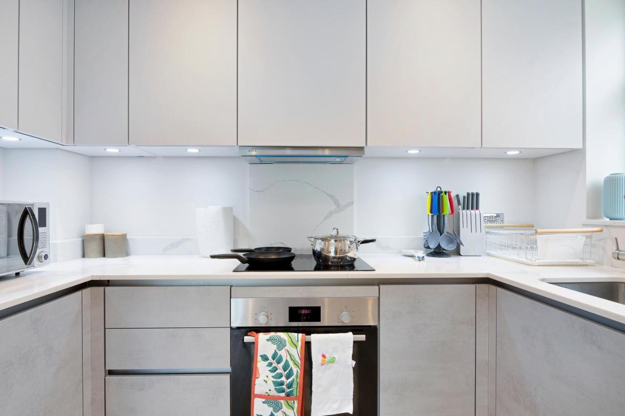 Spacious, 3 Bedroom, 2 Bathroom, Surbiton エクステリア 写真
