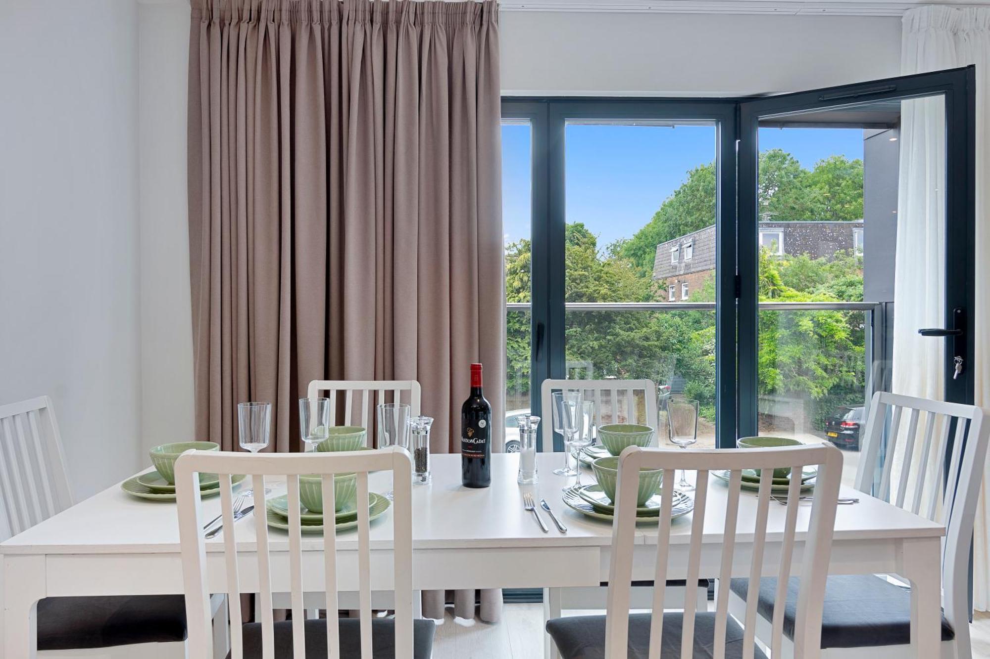 Spacious, 3 Bedroom, 2 Bathroom, Surbiton エクステリア 写真